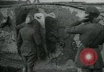 Standbild Crew trägt britischer Mark I Tank Frankreich, 1916, aus Sekunde 12 historischem Filmmaterial Videoclip 65675069363