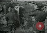 Standbild Crew trägt britischer Mark I Tank Frankreich, 1916, aus Sekunde 13 historischem Filmmaterial Videoclip 65675069363