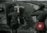 Standbild Crew trägt britischer Mark I Tank Frankreich, 1916, aus Sekunde 14 historischem Filmmaterial Videoclip 65675069363
