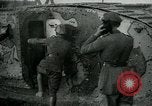Standbild Crew trägt britischer Mark I Tank Frankreich, 1916, aus Sekunde 15 historischem Filmmaterial Videoclip 65675069363