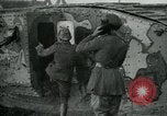 Standbild Crew trägt britischer Mark I Tank Frankreich, 1916, aus Sekunde 16 historischem Filmmaterial Videoclip 65675069363