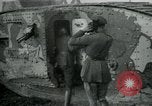 Standbild Crew trägt britischer Mark I Tank Frankreich, 1916, aus Sekunde 17 historischem Filmmaterial Videoclip 65675069363