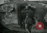 Standbild Crew trägt britischer Mark I Tank Frankreich, 1916, aus Sekunde 18 historischem Filmmaterial Videoclip 65675069363