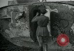 Standbild Crew trägt britischer Mark I Tank Frankreich, 1916, aus Sekunde 19 historischem Filmmaterial Videoclip 65675069363