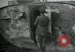 Standbild Crew trägt britischer Mark I Tank Frankreich, 1916, aus Sekunde 20 historischem Filmmaterial Videoclip 65675069363