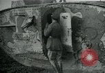 Standbild Crew trägt britischer Mark I Tank Frankreich, 1916, aus Sekunde 21 historischem Filmmaterial Videoclip 65675069363