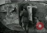 Standbild Crew trägt britischer Mark I Tank Frankreich, 1916, aus Sekunde 22 historischem Filmmaterial Videoclip 65675069363
