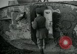 Standbild Crew trägt britischer Mark I Tank Frankreich, 1916, aus Sekunde 23 historischem Filmmaterial Videoclip 65675069363