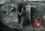 Standbild Crew trägt britischer Mark I Tank Frankreich, 1916, aus Sekunde 24 historischem Filmmaterial Videoclip 65675069363