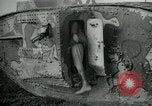 Standbild Crew trägt britischer Mark I Tank Frankreich, 1916, aus Sekunde 25 historischem Filmmaterial Videoclip 65675069363