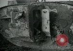 Standbild Crew trägt britischer Mark I Tank Frankreich, 1916, aus Sekunde 26 historischem Filmmaterial Videoclip 65675069363