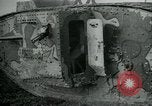 Standbild Crew trägt britischer Mark I Tank Frankreich, 1916, aus Sekunde 27 historischem Filmmaterial Videoclip 65675069363