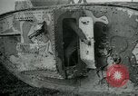 Standbild Crew trägt britischer Mark I Tank Frankreich, 1916, aus Sekunde 28 historischem Filmmaterial Videoclip 65675069363