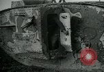 Standbild Crew trägt britischer Mark I Tank Frankreich, 1916, aus Sekunde 29 historischem Filmmaterial Videoclip 65675069363