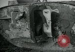 Standbild Crew trägt britischer Mark I Tank Frankreich, 1916, aus Sekunde 30 historischem Filmmaterial Videoclip 65675069363