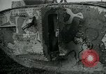 Standbild Crew trägt britischer Mark I Tank Frankreich, 1916, aus Sekunde 31 historischem Filmmaterial Videoclip 65675069363