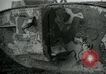 Standbild Crew trägt britischer Mark I Tank Frankreich, 1916, aus Sekunde 32 historischem Filmmaterial Videoclip 65675069363