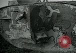 Standbild Crew trägt britischer Mark I Tank Frankreich, 1916, aus Sekunde 33 historischem Filmmaterial Videoclip 65675069363