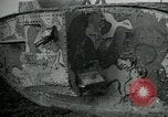 Standbild Crew trägt britischer Mark I Tank Frankreich, 1916, aus Sekunde 34 historischem Filmmaterial Videoclip 65675069363