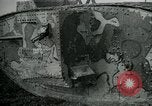 Standbild Crew trägt britischer Mark I Tank Frankreich, 1916, aus Sekunde 35 historischem Filmmaterial Videoclip 65675069363