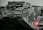 Standbild Crew trägt britischer Mark I Tank Frankreich, 1916, aus Sekunde 36 historischem Filmmaterial Videoclip 65675069363