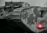 Standbild Crew trägt britischer Mark I Tank Frankreich, 1916, aus Sekunde 37 historischem Filmmaterial Videoclip 65675069363