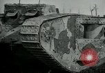 Standbild Crew trägt britischer Mark I Tank Frankreich, 1916, aus Sekunde 38 historischem Filmmaterial Videoclip 65675069363
