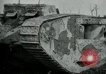 Standbild Crew trägt britischer Mark I Tank Frankreich, 1916, aus Sekunde 39 historischem Filmmaterial Videoclip 65675069363