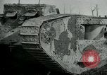 Standbild Crew trägt britischer Mark I Tank Frankreich, 1916, aus Sekunde 40 historischem Filmmaterial Videoclip 65675069363