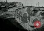 Standbild Crew trägt britischer Mark I Tank Frankreich, 1916, aus Sekunde 41 historischem Filmmaterial Videoclip 65675069363