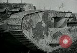 Standbild Crew trägt britischer Mark I Tank Frankreich, 1916, aus Sekunde 42 historischem Filmmaterial Videoclip 65675069363