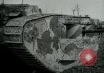 Standbild Crew trägt britischer Mark I Tank Frankreich, 1916, aus Sekunde 43 historischem Filmmaterial Videoclip 65675069363
