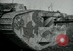 Standbild Crew trägt britischer Mark I Tank Frankreich, 1916, aus Sekunde 44 historischem Filmmaterial Videoclip 65675069363