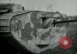 Standbild Crew trägt britischer Mark I Tank Frankreich, 1916, aus Sekunde 45 historischem Filmmaterial Videoclip 65675069363