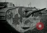 Standbild Crew trägt britischer Mark I Tank Frankreich, 1916, aus Sekunde 46 historischem Filmmaterial Videoclip 65675069363