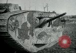 Standbild Crew trägt britischer Mark I Tank Frankreich, 1916, aus Sekunde 47 historischem Filmmaterial Videoclip 65675069363