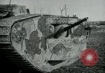 Standbild Crew trägt britischer Mark I Tank Frankreich, 1916, aus Sekunde 48 historischem Filmmaterial Videoclip 65675069363