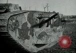 Standbild Crew trägt britischer Mark I Tank Frankreich, 1916, aus Sekunde 49 historischem Filmmaterial Videoclip 65675069363