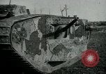 Standbild Crew trägt britischer Mark I Tank Frankreich, 1916, aus Sekunde 50 historischem Filmmaterial Videoclip 65675069363
