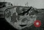 Standbild Crew trägt britischer Mark I Tank Frankreich, 1916, aus Sekunde 51 historischem Filmmaterial Videoclip 65675069363