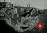 Standbild Crew trägt britischer Mark I Tank Frankreich, 1916, aus Sekunde 52 historischem Filmmaterial Videoclip 65675069363