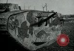 Standbild Crew trägt britischer Mark I Tank Frankreich, 1916, aus Sekunde 53 historischem Filmmaterial Videoclip 65675069363