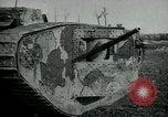Standbild Crew trägt britischer Mark I Tank Frankreich, 1916, aus Sekunde 54 historischem Filmmaterial Videoclip 65675069363