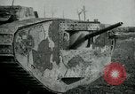 Standbild Crew trägt britischer Mark I Tank Frankreich, 1916, aus Sekunde 55 historischem Filmmaterial Videoclip 65675069363