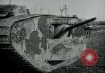 Standbild Crew trägt britischer Mark I Tank Frankreich, 1916, aus Sekunde 56 historischem Filmmaterial Videoclip 65675069363