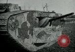 Standbild Crew trägt britischer Mark I Tank Frankreich, 1916, aus Sekunde 57 historischem Filmmaterial Videoclip 65675069363