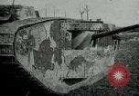 Standbild Crew trägt britischer Mark I Tank Frankreich, 1916, aus Sekunde 58 historischem Filmmaterial Videoclip 65675069363