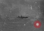 Standbild US Army Air Forces P-38 Flugzeuge auf die Bombardierung Mission Sizilien Italien, 1943, aus Sekunde 1 historischem Filmmaterial Videoclip 65675069415