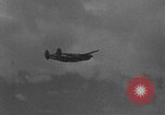 Standbild US Army Air Forces P-38 Flugzeuge auf die Bombardierung Mission Sizilien Italien, 1943, aus Sekunde 3 historischem Filmmaterial Videoclip 65675069415
