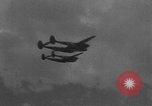 Standbild US Army Air Forces P-38 Flugzeuge auf die Bombardierung Mission Sizilien Italien, 1943, aus Sekunde 4 historischem Filmmaterial Videoclip 65675069415